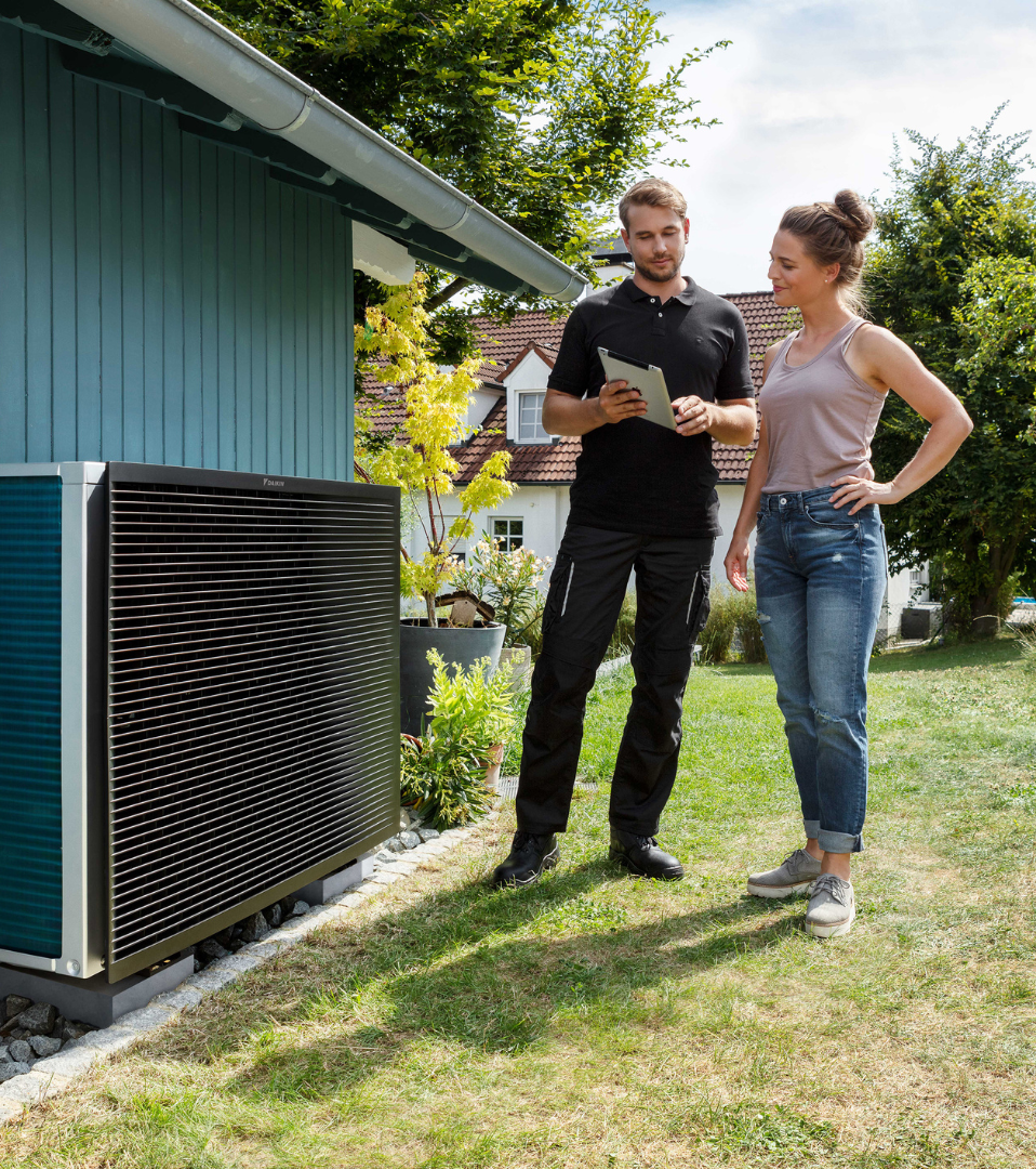 techniker erklärt kundin gebläse