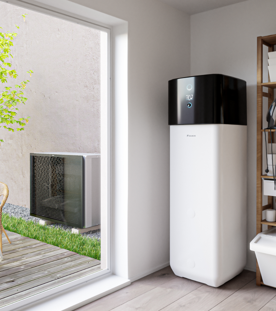 boiler neben einem fenster durch das man ein gebläse sieht